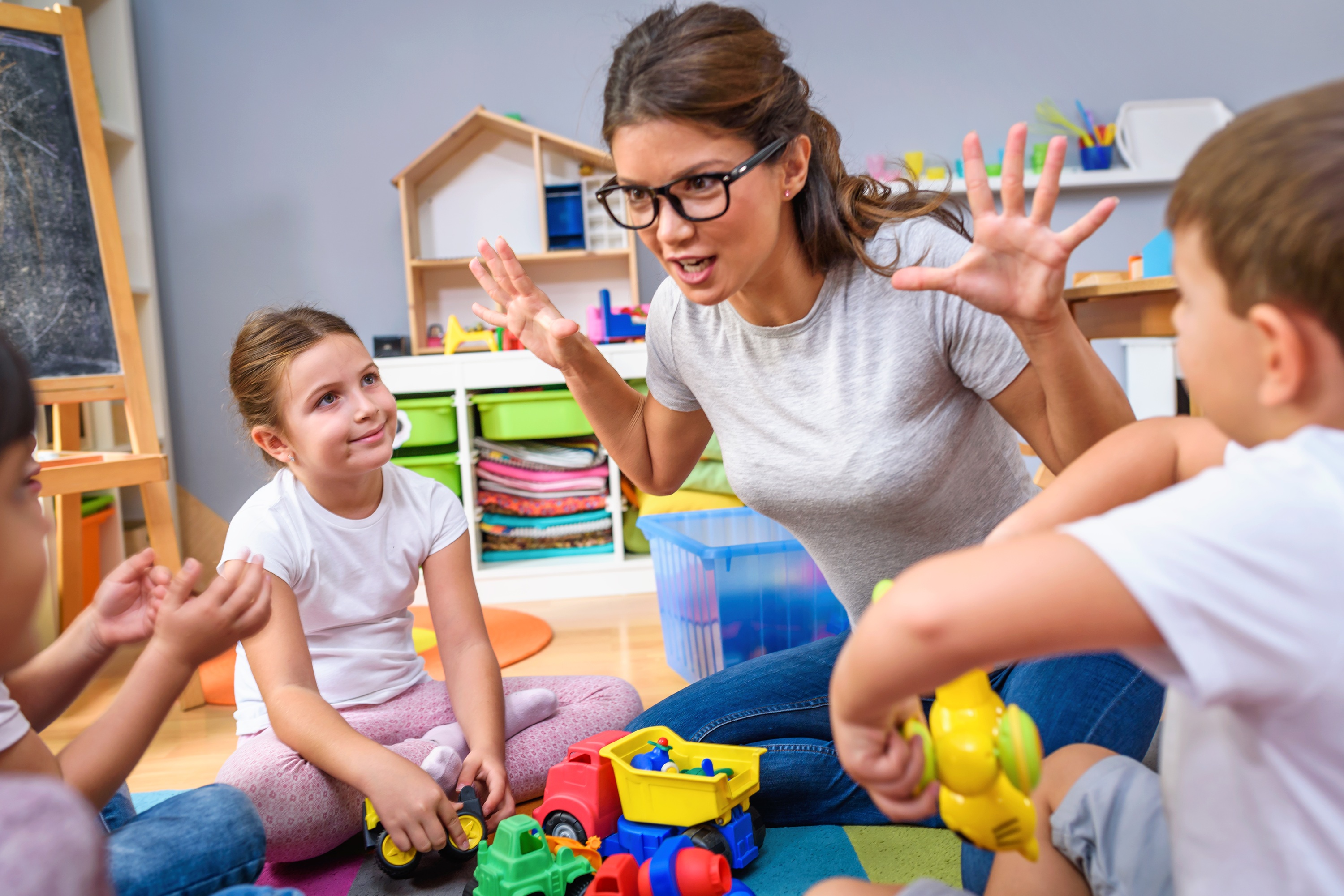 Erzieherin mit Kindern – mehr Zeit für das Wesentliche mit App4KITAs